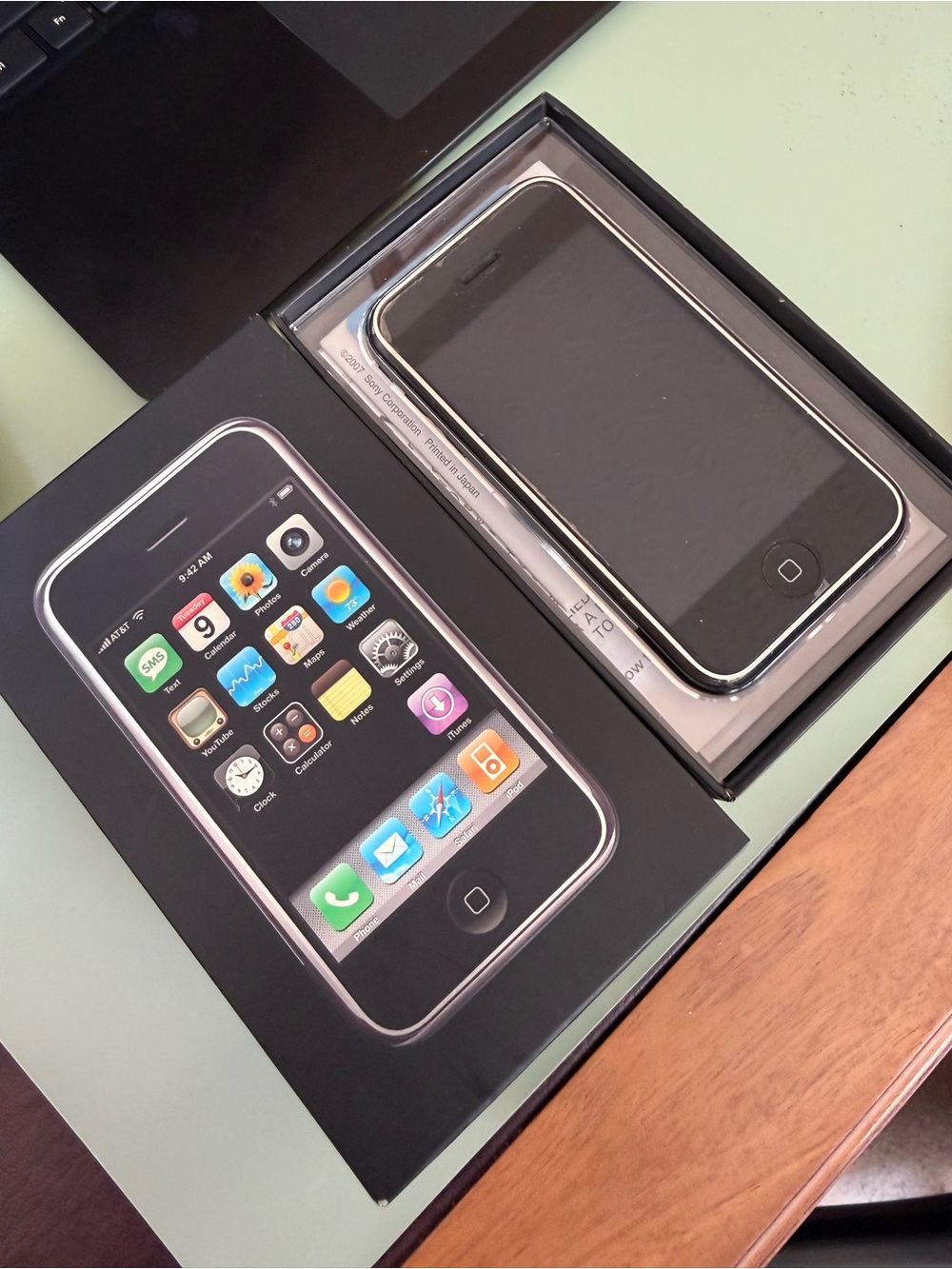 Apple iPhone Black with Retail Box and Box Art